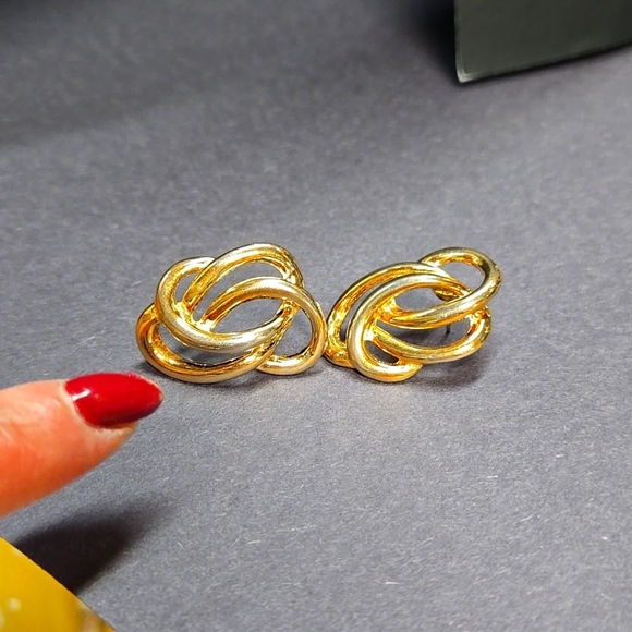 vintage gold tone earrings - Picture 8 of 16